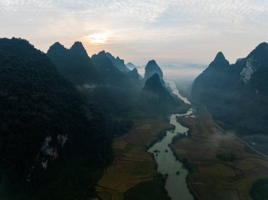 Yaz mevsiminde arazi dağlarının insansız hava görüntüsü, Kuzey Vietnam 'ın kırsal kesiminin yüksek açılı görüntüsü.