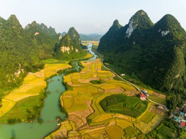 Kuzey Vietnam 'daki Trung Khanh, Cao Bang vilayetindeki Phong Nam köyünde pirinç tarlasıyla hava manzaralı bir manzara.