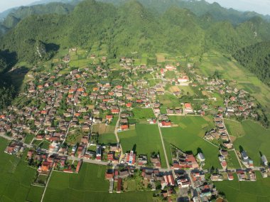 Bac Son Vadisi 'ndeki pirinç tarlaları ve dağlar Lang Oğlu, Kuzey Vietnam, yukarıdan bakıldığında inanılmaz manzara.