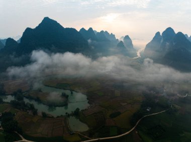 Yaz mevsiminde arazi dağlarının insansız hava görüntüsü, Kuzey Vietnam 'ın kırsal kesiminin yüksek açılı görüntüsü.