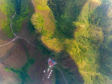 Yaz mevsiminde arazi dağlarının insansız hava görüntüsü, Kuzey Vietnam 'ın kırsal kesiminin yüksek açılı görüntüsü.