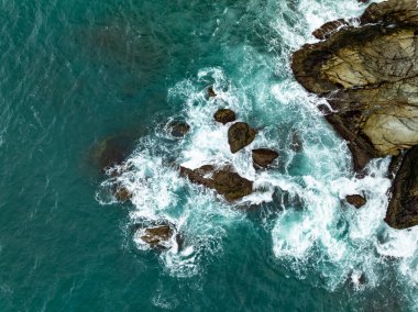 Yüksek açılı manzara Güzel deniz kıyısı Kayalara çarpan dalgalar