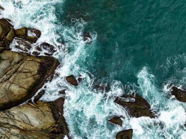 Yüksek açılı manzara Güzel deniz kıyısı Kayalara çarpan dalgalar