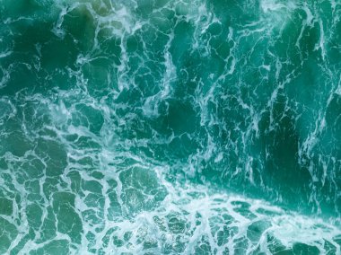 Yüksek seyahat sezonunda deniz manzarası, doğa deniz arka planı, yüksek açılı deniz manzarası doğa manzarası.