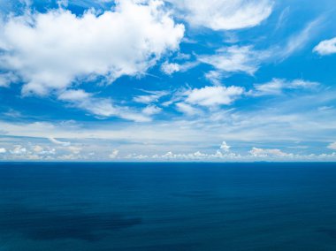 Tayland 'da yüksek seyahat mevsiminde güzel deniz manzarası, doğa gökyüzü deniz arka planı, yüksek açılı deniz manzarası doğa manzarası