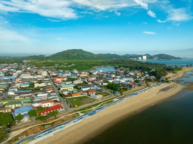 Yüksek açılı manzaralı bina, deniz kenarındaki konut evleri ve apartman manzaralı.