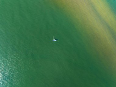 Yüksek seyahat sezonunda deniz manzarası, doğa deniz arka planı, yüksek açılı deniz manzarası doğa manzarası.