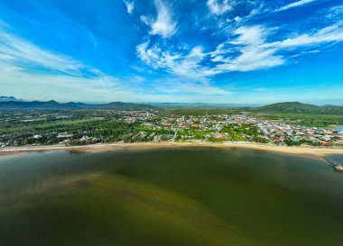 Tayland 'da yüksek seyahat mevsiminde güzel deniz manzarası, doğa gökyüzü deniz arka planı, yüksek açılı deniz manzarası doğa manzarası