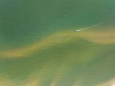 Üst manzara deniz yüzeyi dalgaları yaz mevsimi deniz manzarası arka planında çarpışıyor, doğa deniz sahili arka planında, yüksek açı inanılmaz dalgalar, geniş açı görüntüsü plaj arka planında