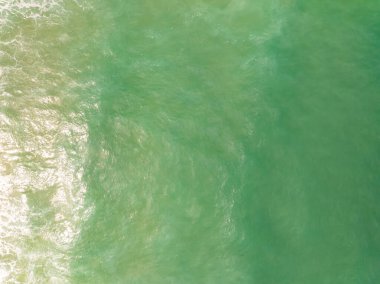 Üst manzara deniz yüzeyi dalgaları yaz mevsimi deniz manzarası arka planında çarpışıyor, doğa deniz sahili arka planında, yüksek açı inanılmaz dalgalar, geniş açı görüntüsü plaj arka planında