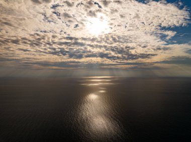 Görkemli günbatımı bulutları gökyüzü manzarası, doğanın inanılmaz renkli ışığı günbatımı ya da gündoğumu gökyüzü arka planı