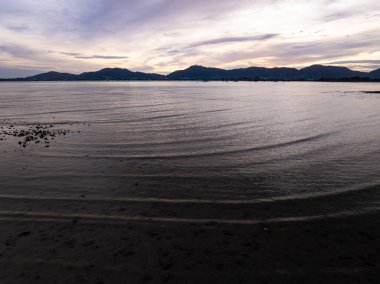 Görkemli günbatımı bulutları gökyüzü manzarası, doğanın inanılmaz renkli ışığı günbatımı ya da gündoğumu gökyüzü arka planı