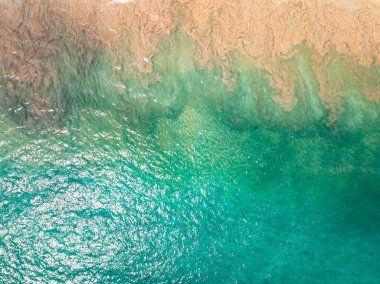 Üst manzara deniz yüzeyi dalgaları yaz mevsimi deniz manzarası arka planında çarpışıyor, doğa deniz sahili arka planında, yüksek açı inanılmaz dalgalar, geniş açı görüntüsü plaj arka planında