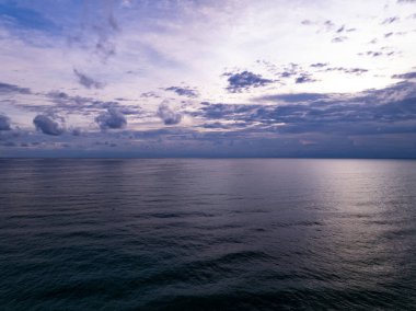 Görkemli günbatımı bulutları gökyüzü manzarası, doğanın inanılmaz renkli ışığı günbatımı ya da gündoğumu gökyüzü arka planı