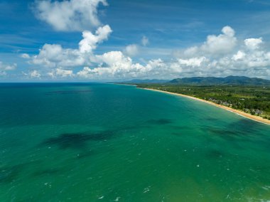 Yaz mevsimi deniz manzaralı güzel deniz yüzeyi, doğa sahili arka planı, yüksek açı dalgaları deniz manzaralı doğa manzarası.
