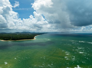 Yaz mevsimi deniz manzaralı güzel deniz yüzeyi, doğa sahili arka planı, yüksek açı dalgaları deniz manzaralı doğa manzarası.