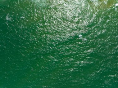 Yaz mevsimi deniz manzarası arka planı, doğa deniz dokusu arka planı, yüksek açı dalgaları deniz manzarası doğa manzarası.