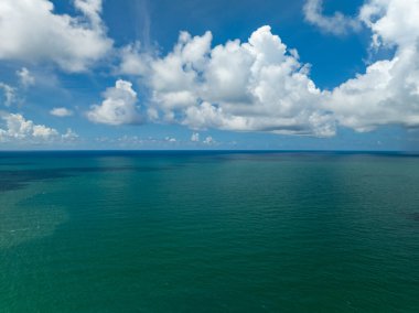 Yaz mevsimi deniz manzaralı güzel deniz yüzeyi, doğa sahili arka planı, yüksek açı dalgaları deniz manzaralı doğa manzarası.