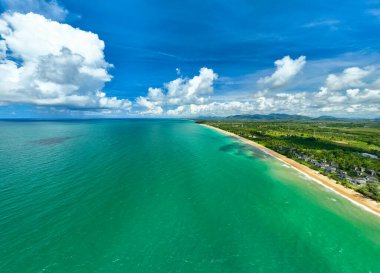 Yaz mevsimi deniz manzaralı güzel deniz yüzeyi, doğa sahili arka planı, yüksek açı dalgaları deniz manzaralı doğa manzarası.