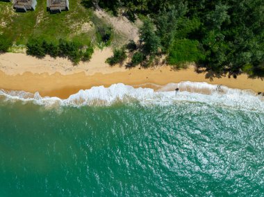 Yaz mevsimi deniz manzaralı güzel deniz yüzeyi, doğa sahili arka planı, yüksek açı dalgaları deniz manzaralı doğa manzarası.