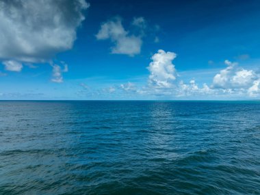 Yaz mevsimi deniz manzaralı güzel deniz yüzeyi, doğa sahili arka planı, yüksek açı dalgaları deniz manzaralı doğa manzarası.