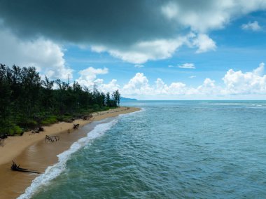Yaz mevsimi deniz manzaralı güzel deniz yüzeyi, doğa sahili arka planı, yüksek açı dalgaları deniz manzaralı doğa manzarası.