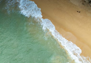 Yaz mevsimi deniz manzaralı güzel deniz yüzeyi, doğa sahili arka planı, yüksek açı dalgaları deniz manzaralı doğa manzarası.