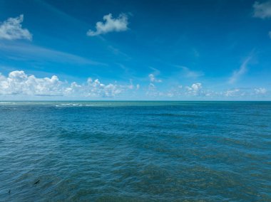 Yaz mevsimi deniz manzaralı güzel deniz yüzeyi, doğa sahili arka planı, yüksek açı dalgaları deniz manzaralı doğa manzarası.