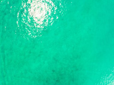 Yaz mevsimi deniz manzaralı güzel deniz yüzeyi, doğa sahili arka planı, yüksek açı dalgaları deniz manzaralı doğa manzarası.