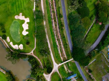 Güzel golf sahası Yüksek açı görünümü havadan görünümü drone atış