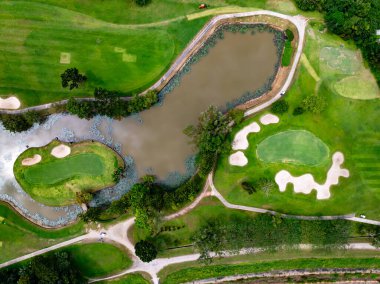 Güzel golf sahası Yüksek açı görünümü havadan görünümü drone atış