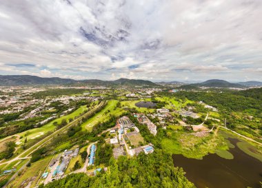 Güzel golf sahası Yüksek açı görünümü havadan görünümü drone atış