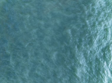 Yaz mevsimi deniz manzaralı güzel deniz yüzeyi, doğa sahili arka planı, yüksek açı dalgaları deniz manzaralı doğa manzarası.