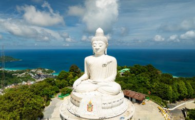 Büyük Buda 'nın Phuket Tayland' daki yüksek dağdan geçişi ve insansız hava aracı görüntüsü konsepti