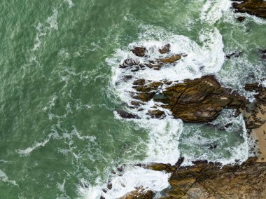 Kayalara çarpan inanılmaz dalgalar, yaz mevsiminde deniz manzaralı güzel deniz manzarası, doğa deniz dalgaları arka plan