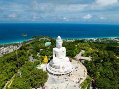 Büyük Buda 'nın Phuket Tayland' daki yüksek dağdan geçişi ve insansız hava aracı görüntüsü konsepti