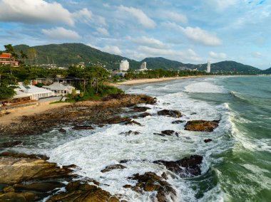 Kayalara çarpan inanılmaz dalgalar, yaz mevsiminde deniz manzaralı güzel deniz manzarası, doğa deniz dalgaları arka plan