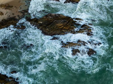 Kayalara çarpan inanılmaz dalgalar, yaz mevsiminde deniz manzaralı güzel deniz manzarası, doğa deniz dalgaları arka plan