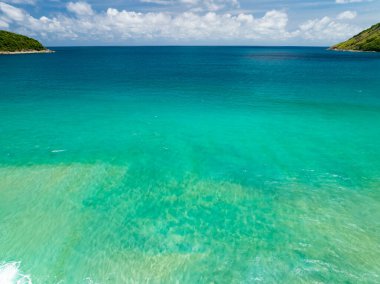 Yaz mevsimi deniz manzaralı güzel deniz yüzeyi, doğa sahili arka planı, yüksek açı dalgaları deniz manzaralı doğa manzarası.