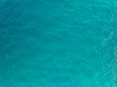 Yaz mevsimi deniz manzaralı güzel deniz yüzeyi, doğa sahili arka planı, yüksek açı dalgaları deniz manzaralı doğa manzarası.