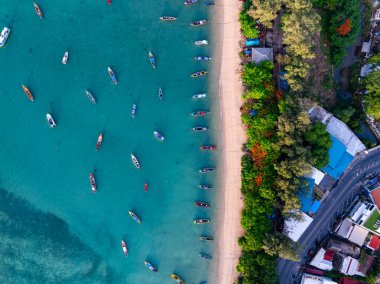 Yaz mevsiminde uzun kuyruklu balıkçı tekneleri ile güzel bir deniz