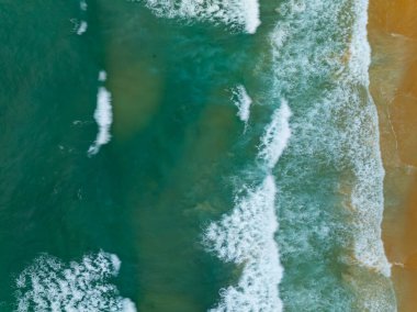 Yaz mevsimi deniz manzaralı güzel deniz yüzeyi, doğa sahili arka planı, yüksek açı dalgaları deniz manzaralı doğa manzarası.