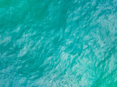 Yaz mevsimi deniz manzaralı güzel deniz yüzeyi, doğa sahili arka planı, yüksek açı dalgaları deniz manzaralı doğa manzarası.