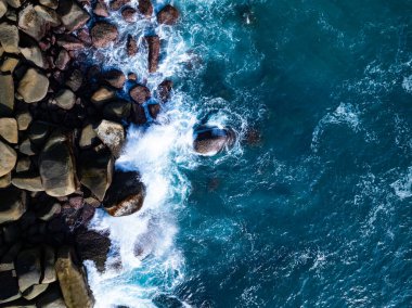 Kayalara çarpan inanılmaz dalgalar, yaz mevsiminde deniz manzaralı güzel deniz manzarası, doğa deniz dalgaları arka plan