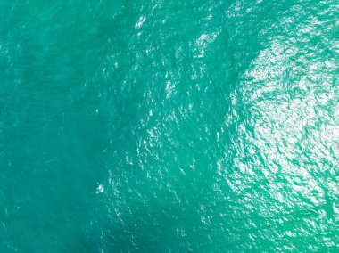 Yaz mevsimi deniz manzaralı güzel deniz yüzeyi, doğa sahili arka planı, yüksek açı dalgaları deniz manzaralı doğa manzarası.