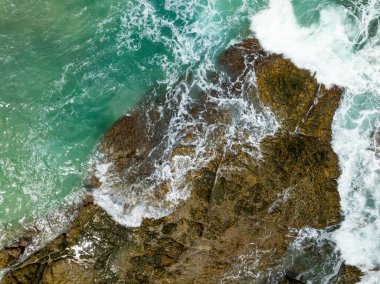 Kayalara çarpan inanılmaz dalgalar, yaz mevsiminde deniz manzaralı güzel deniz manzarası, doğa deniz dalgaları arka plan