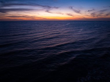 Hava manzaralı günbatımı gökyüzü, doğa güzel gün batımı ya da deniz üzerinde gün doğumu, çarpıcı dramatik manzara gökyüzü inanılmaz bulutlar ve günbatımı gökyüzünde dalgalar mor bulutlu arka plan