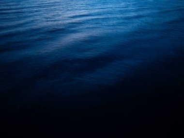 Yaz mevsimi deniz manzaralı güzel deniz yüzeyi, doğa sahili arka planı, yüksek açı dalgaları deniz manzaralı doğa manzarası.