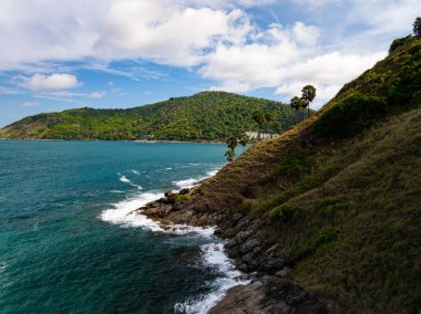 Kayalara çarpan inanılmaz dalgalar, yaz mevsiminde deniz manzaralı güzel deniz manzarası, doğa deniz dalgaları arka plan