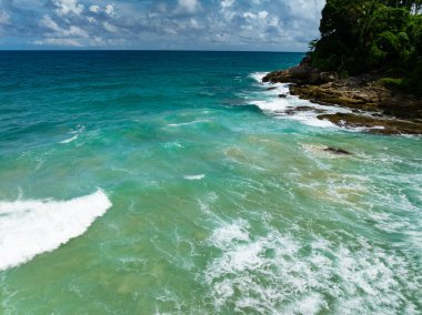 Kayalara çarpan inanılmaz dalgalar, yaz mevsiminde deniz manzaralı güzel deniz manzarası, doğa deniz dalgaları arka plan